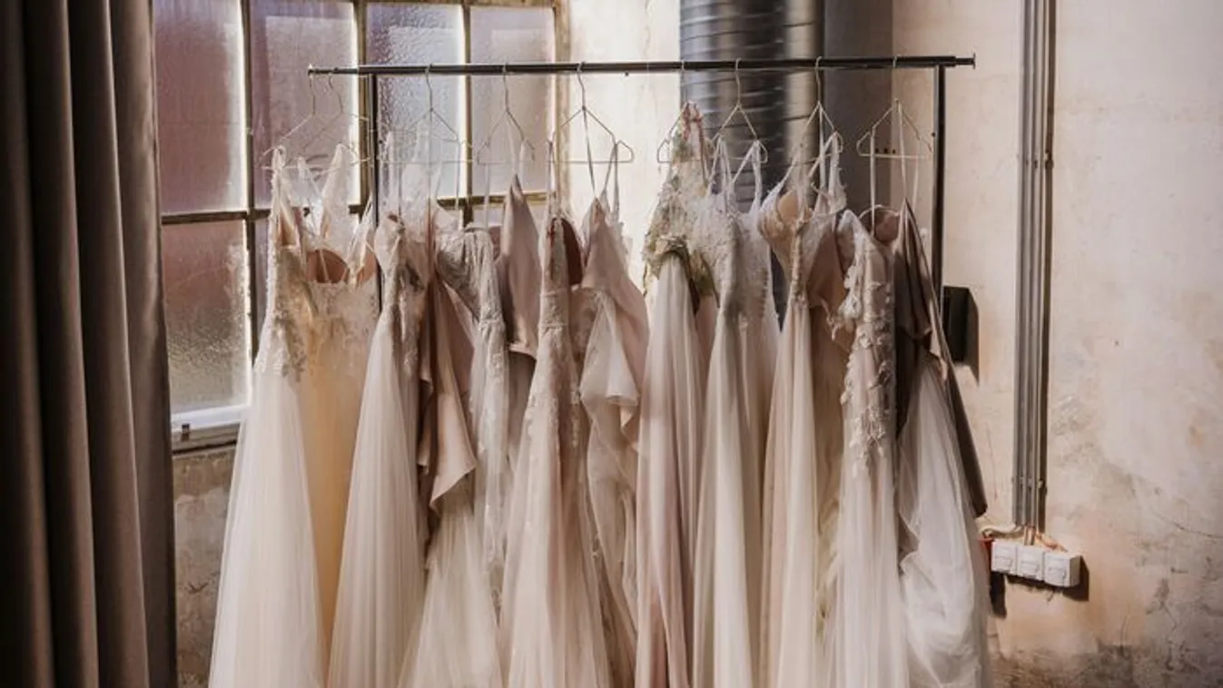 Egy nő menyasszonyi ruhába öltözött, más esküvőjén