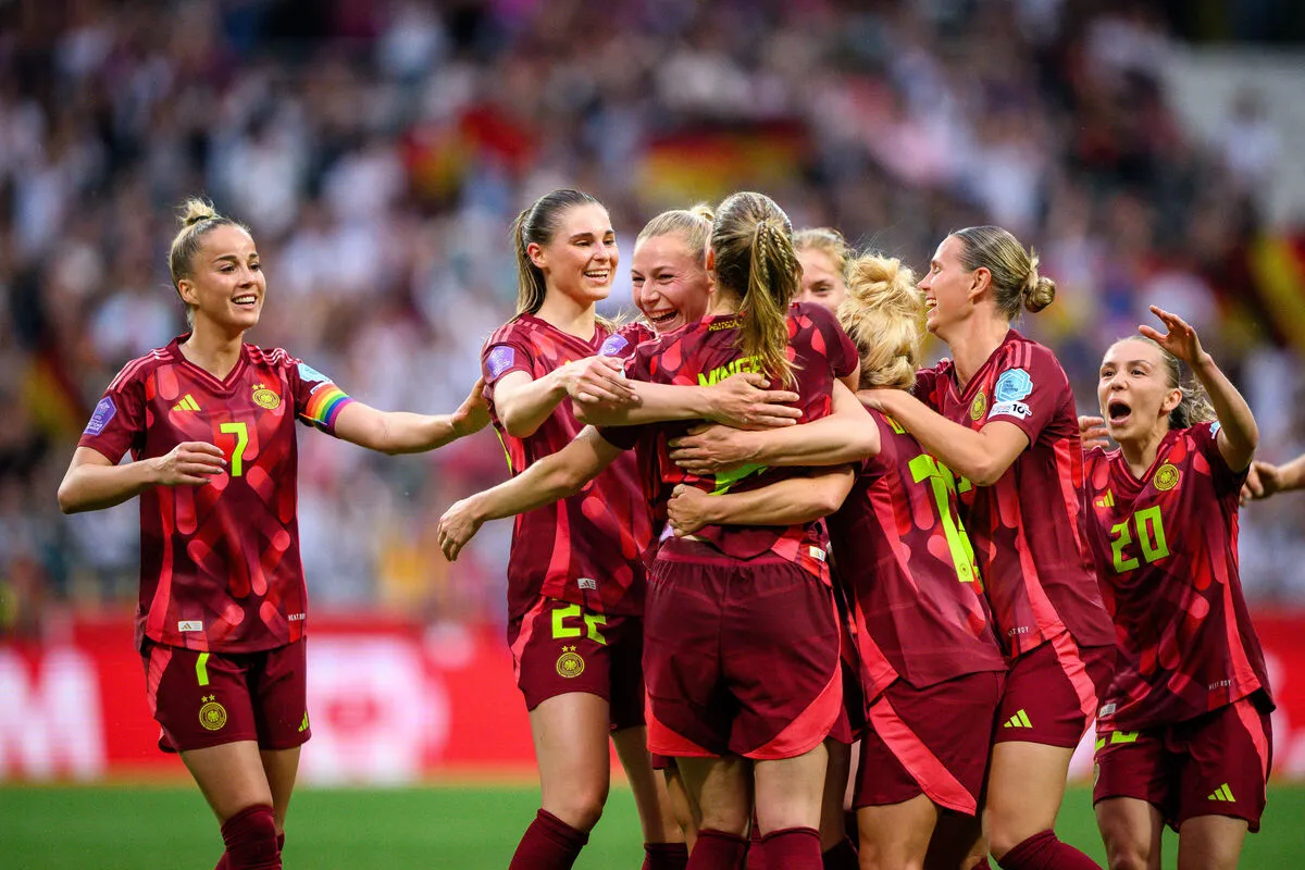 Giulia Gwinn (balra) és a német női fociválogatott az Eb végén ünnepelne is a különleges bulihotelben