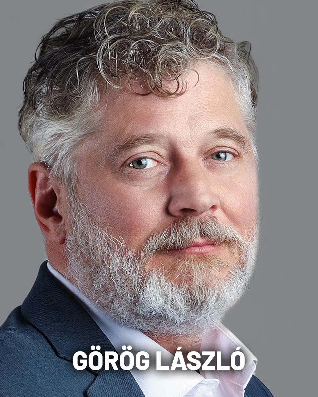 A szószátyár Szabó Dezsőkét alakító Görög László közel négy évtizedes pályafutása során egy sor vidéki, illetve fővárosi színházban játszott, 2016 óta pedig a Miskolci Nemzeti Színház társulatának tagja. A teátrumban olyan darabokban szerepel, mint A velencei kalmár, a Hegedűs a háztetőn vagy a Francia rúdugrás. Sorozatban utoljára 2019-ben láthattuk a Béres József életéről szóló Cseppben az élet című produkcióban. A mozivásznon 2019-ben, a Szép csendben című játékfilm egyik kisebb szerepében tűnt fel. 1991-től 2003-ig Hernádi Judit élettársa volt. Jelenlegi párja Czakó Julianna színésznő, akivel 2017-ben házasodtak össze és még abban az évben egy kislányuk is született 