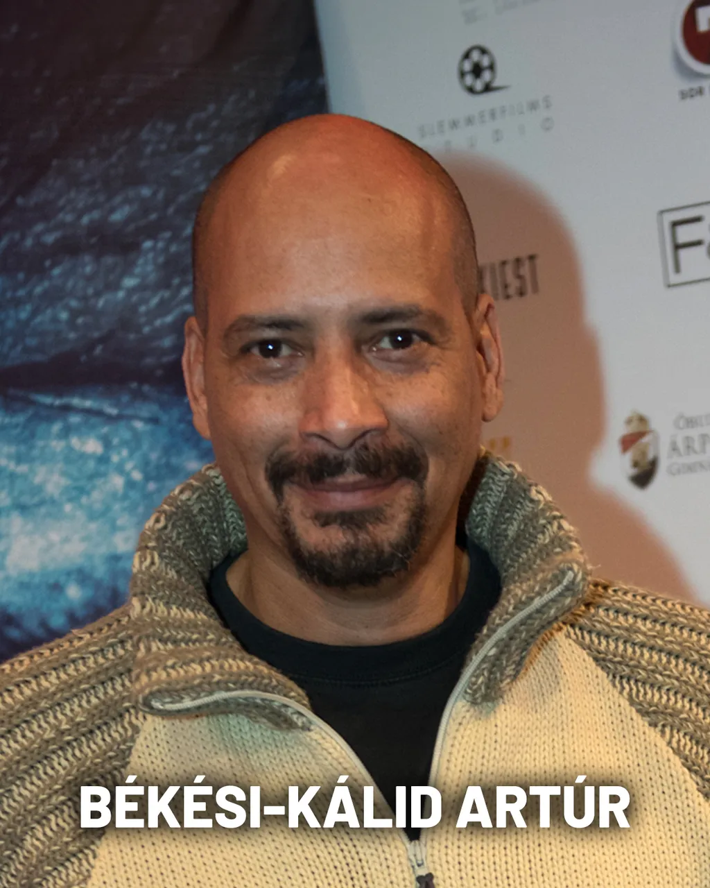 A hárfaművész bakát alakító Kálid Artúr a valóságban is épp sorkatona volt a forgatások idején. 1997 óta szabadúszó színész, aki budapesti és vidéki színházak produkcióiban egyaránt rendszeresen feltűnik, emellett pedig foglalkoztatott szinkronhang is. Feleségével, Murányi Tündével a főiskola óta vannak együtt, 1998-ban kötöttek házasságot és két felnőtt gyermekük van.