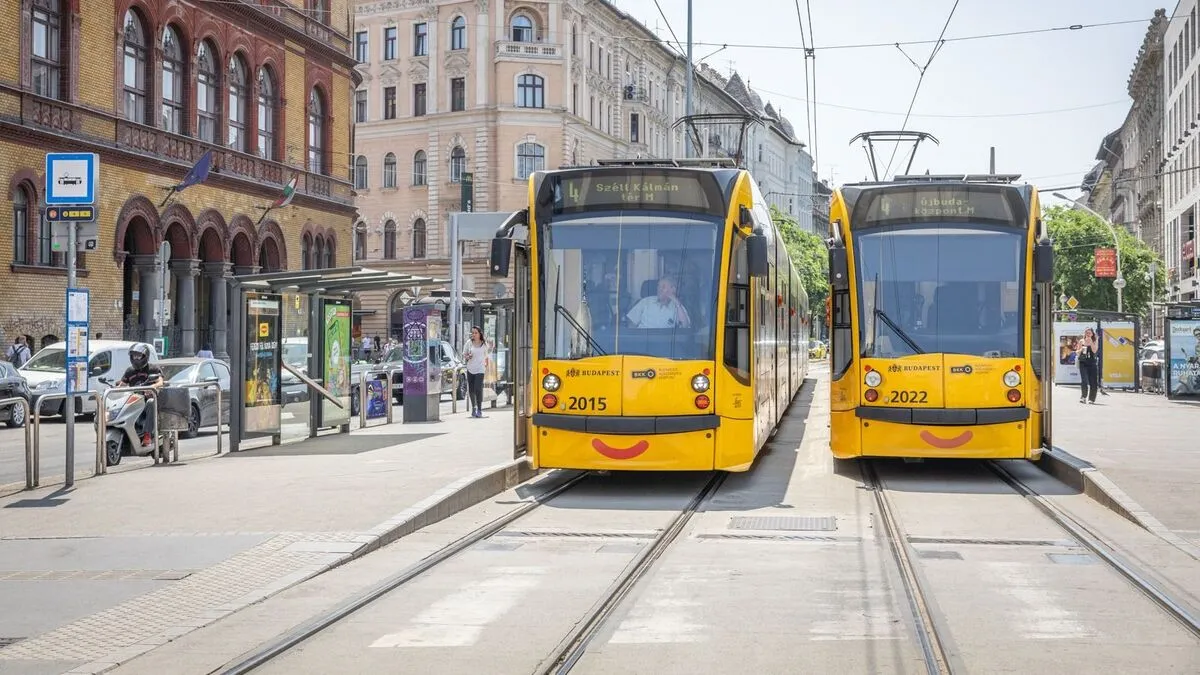Elakadt a villamossíneken egy jármű Budapesten, a Vörösvári úton