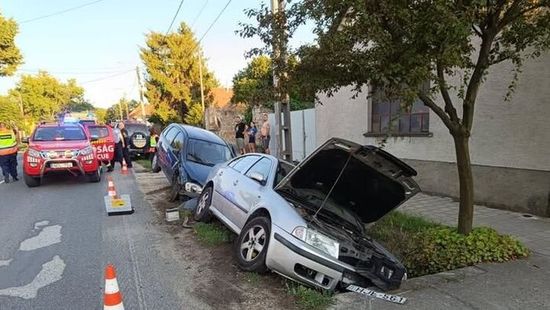 Különös karambol Piliscsabán: két parkoló autót sodort az árokba egy harmadik