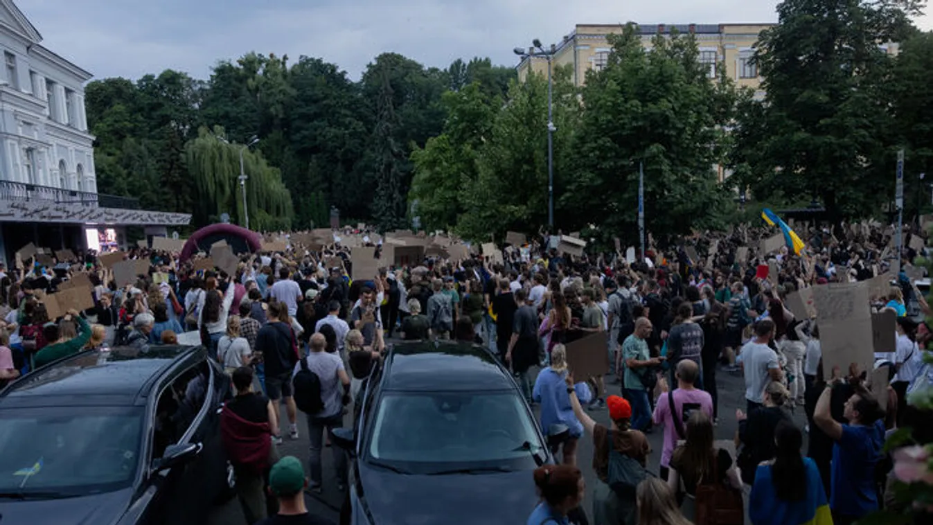 Zelenszkij ellen tüntetnek Ukrajnában