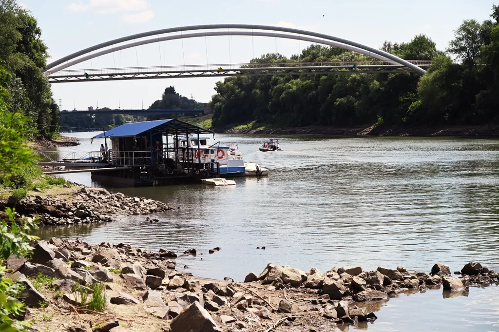 20250630 Szolnok Rekordközelien alacsony a Tisza vízszintje  Szolnoknál. Fotó: Mészáros János Új Néplap