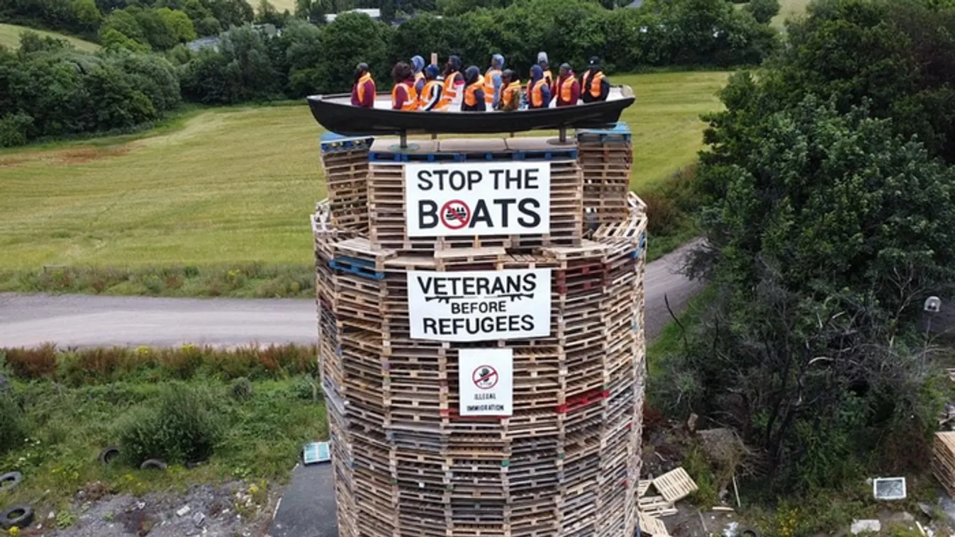 Az észak-írek rituálisan felgyújtottak egy migránshajót