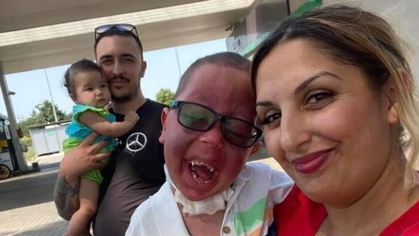 Ábel kezét soha nem engedi el édesanyja