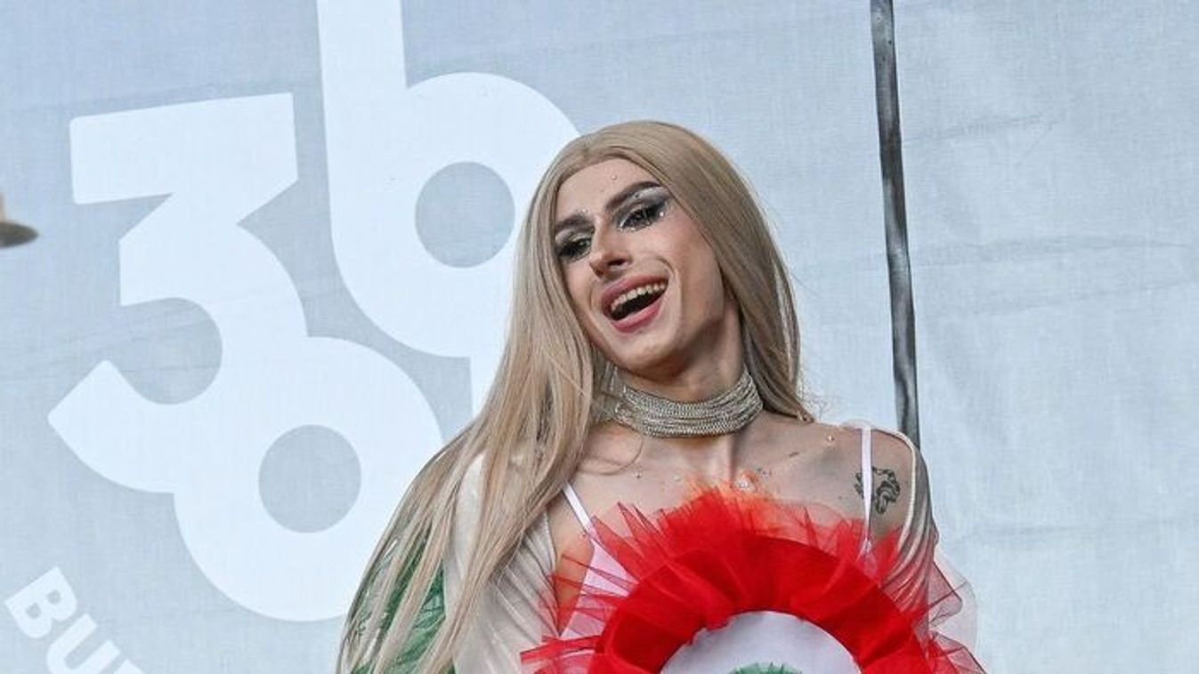 A kokárdagyalázó drag queen: Ez a pesti Pride gyalázatos üzenete! Nem csitul  a nemzeti lobogót  megtipró hermafrodita botránya