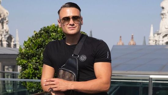 PSG Ogli becsajozott, ez a teltkarcsú szőke bombázó az új párja