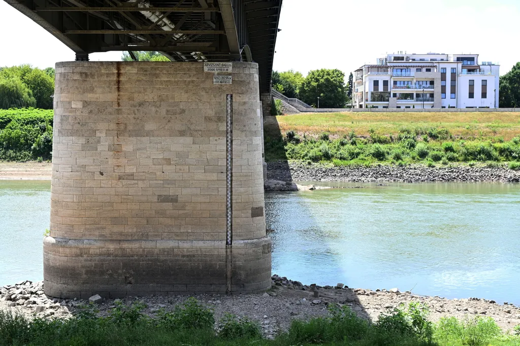Szolnok, 2025. június 30.
Vízmérce az egyik hídpilléren Szolnokon 2025. június 30-án. Nagyon alacsony a Tisza vízszintje Szolnoknál, ahol -285 centimétert mértek ezen a napon, ami csupán 6 centivel magasabb az eddig mért legalacsonyabb vízszinttől.
MTI/Mé