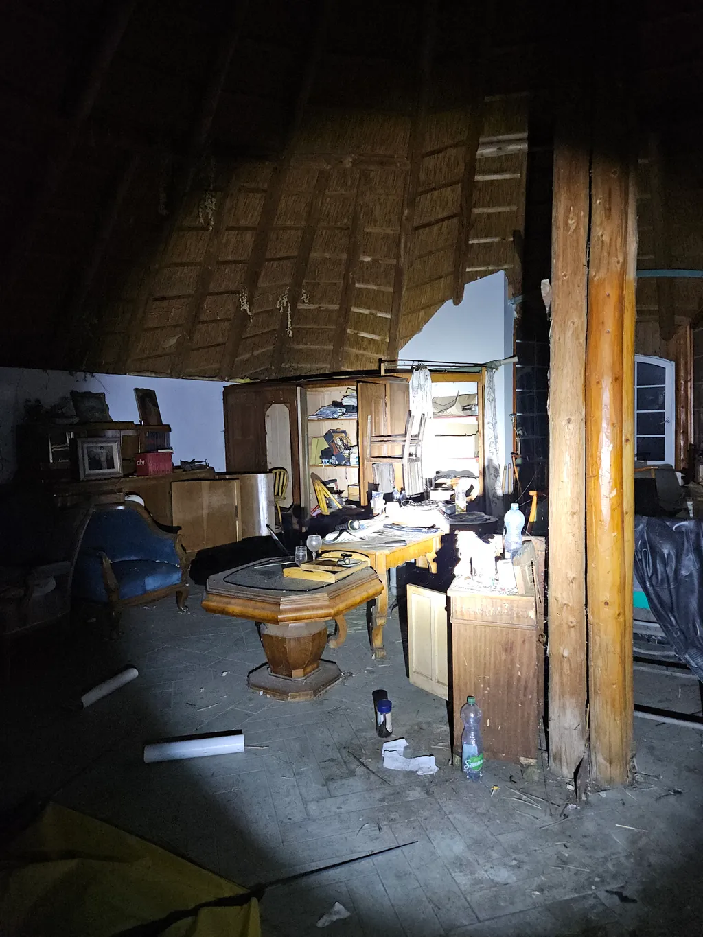 A helyen több lakkozott, drága asztal is pihen. / Fotó: Random Urbex