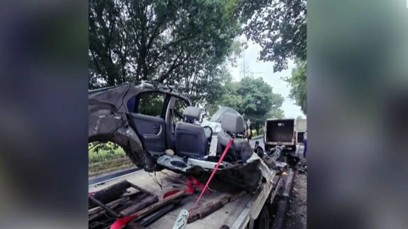 Brutális baleset a 26-os főúton: kettészakadt az autó