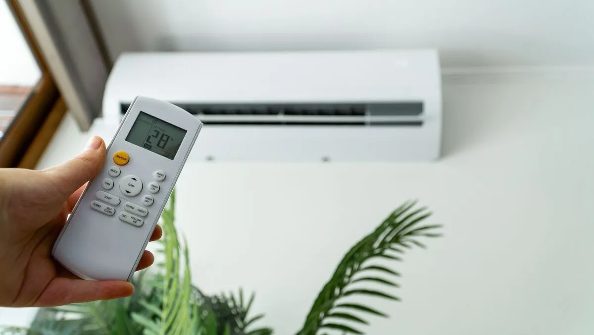 Individual,Adjusting,The,Air,Conditioning,With,A,Remote,Control,For klíma, 