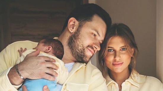 Ennél cukibbat nem látsz! Ilyen ügyesen úszik kéthónaposan Szabó Ádám kisfia