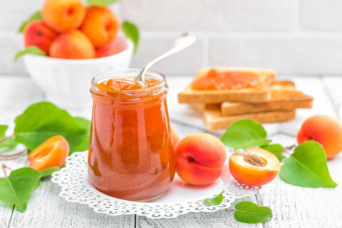 Sárgabarack lekvár Apricot,Jam,In,A,Jar,And,Fresh,Fruits,With,Leaves