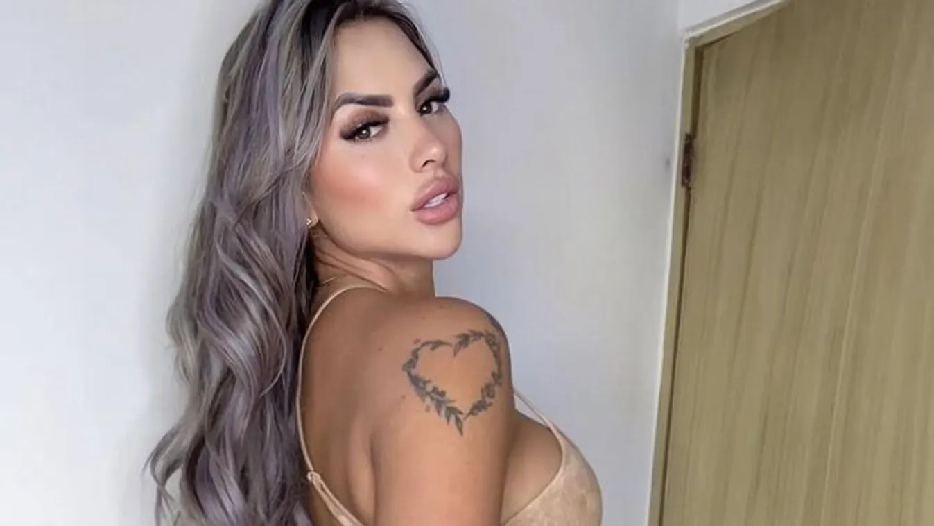 Szexi miniruhában villant a vadító rendőrnő