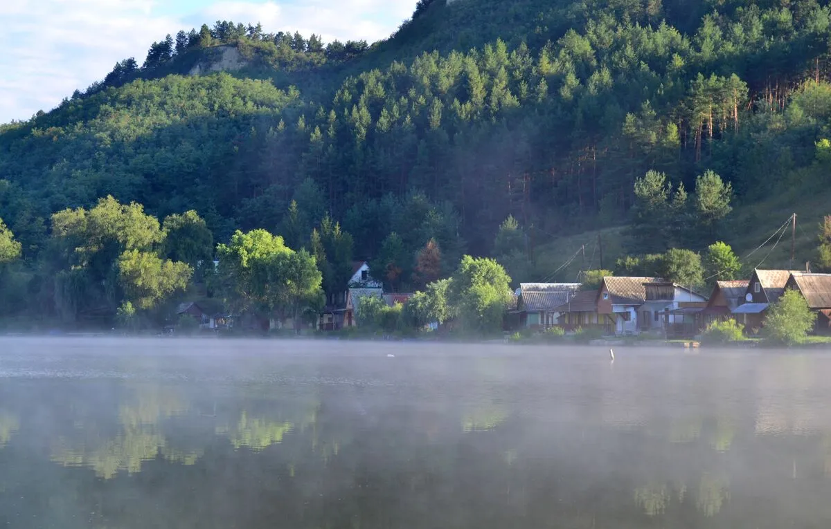 eldugott strandok, Waterfront,Houses,By,The,Misty,Lake.,Between,Hills,At,Summer