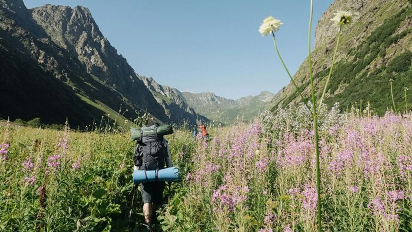 27 éve gyalogol egy világutazó férfi, már Európában van