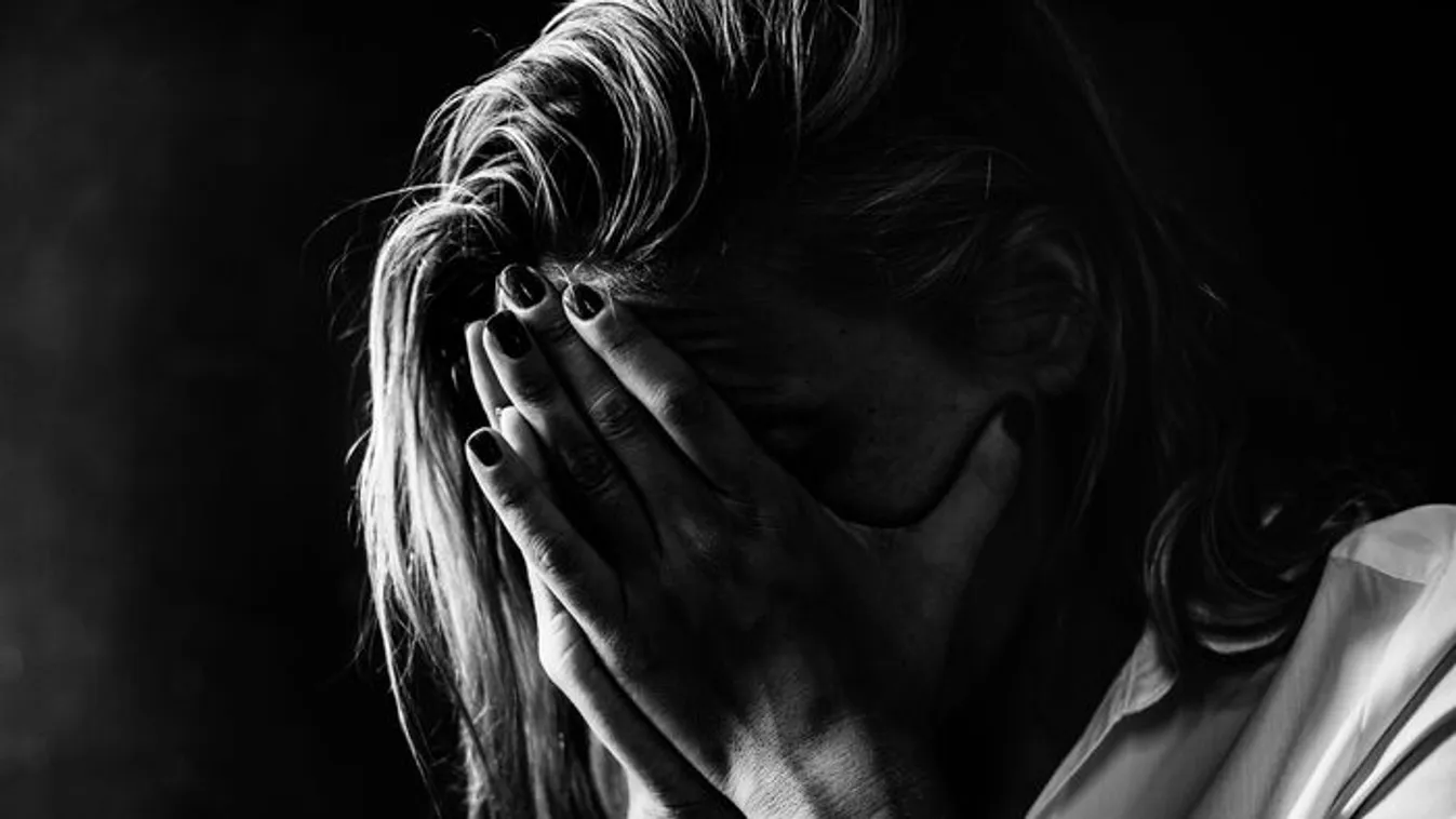 „Mozdulatlanul feküdtem, miközben valami fojtogatott”