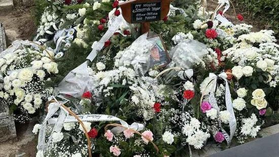 Szívszorító  - így borítják be a virágok az Ukrajnában, kényszersorozás közben halálra vert magyar férfi sírját
