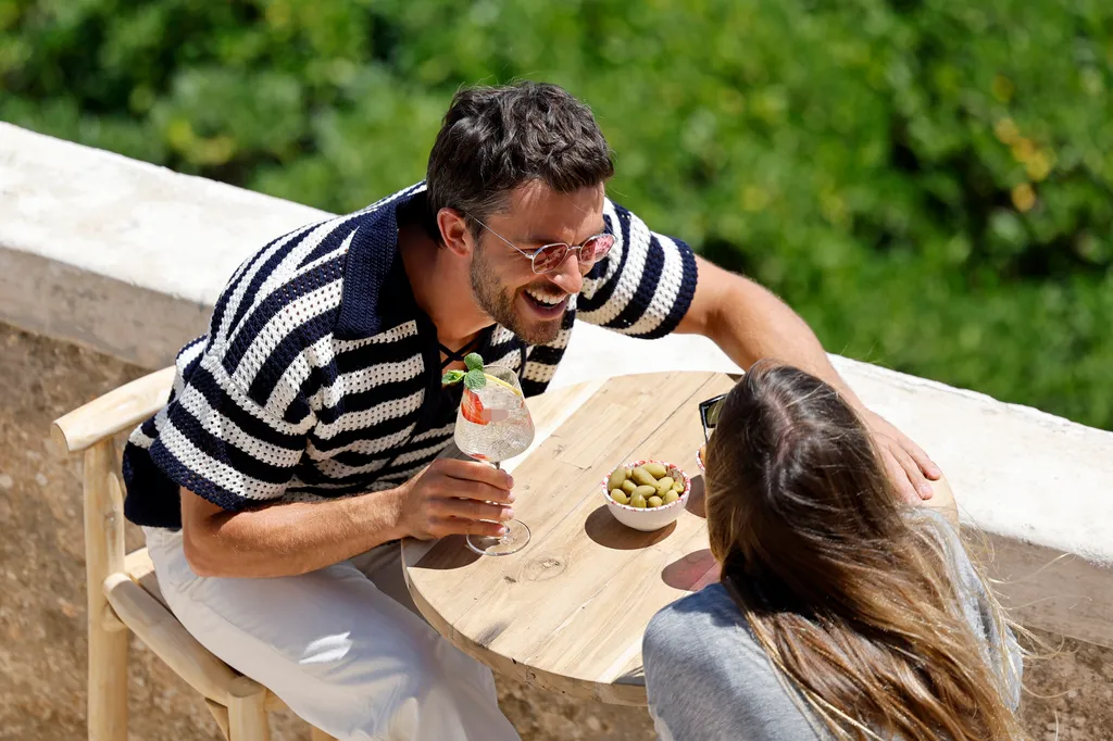 Galériában koktélozó sztárok - RIPOST
