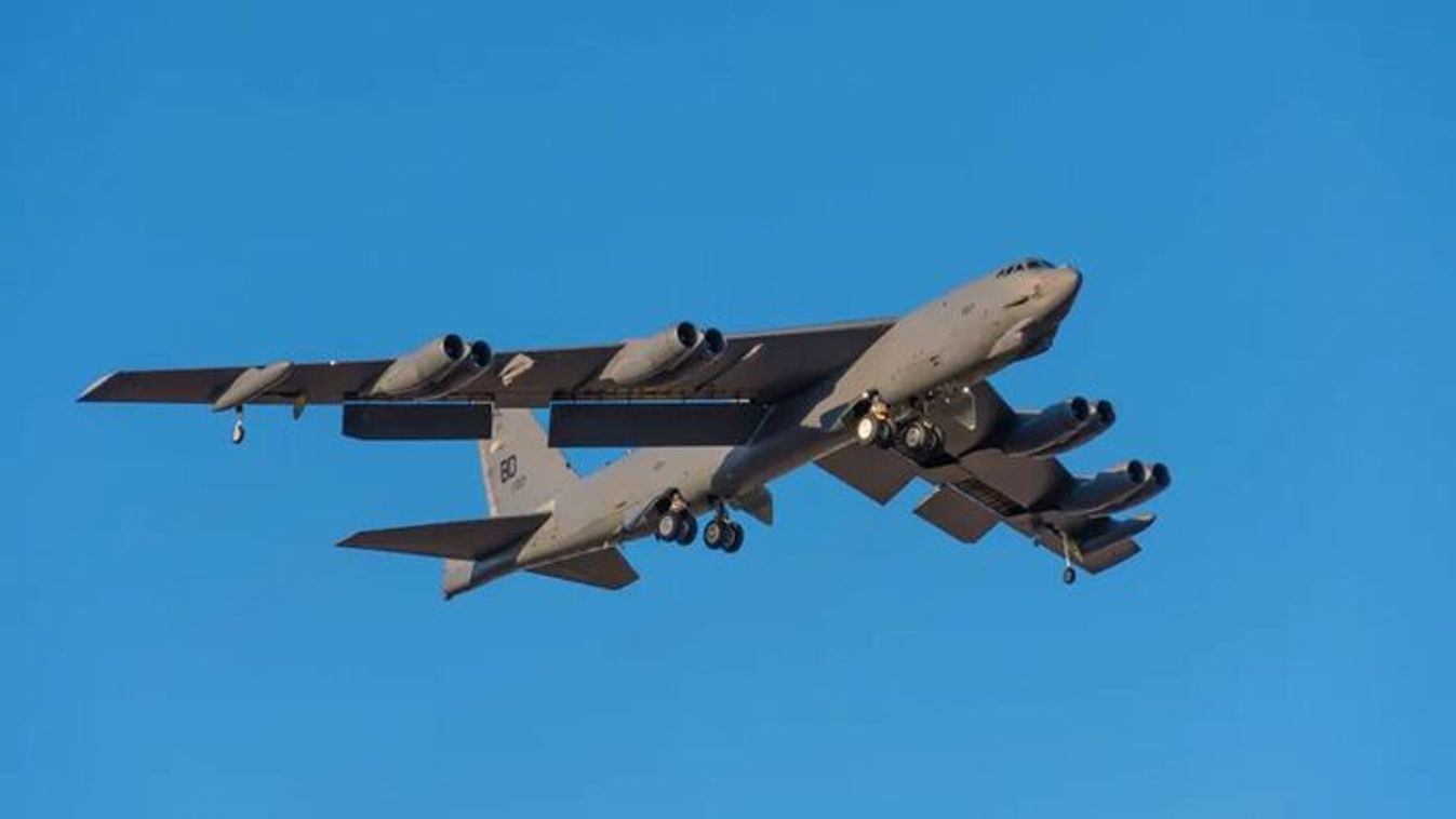 Nehézbombázóval ütközött majdnem egy utasszállító repülő Amerika felett