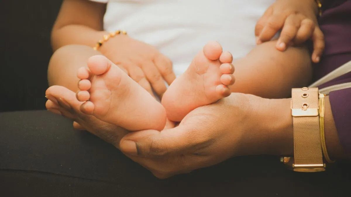 alt=Egy gyerek életébe is kerülhet, ha 10 percre is egyedül hagyjuk a forró és zárt autóban