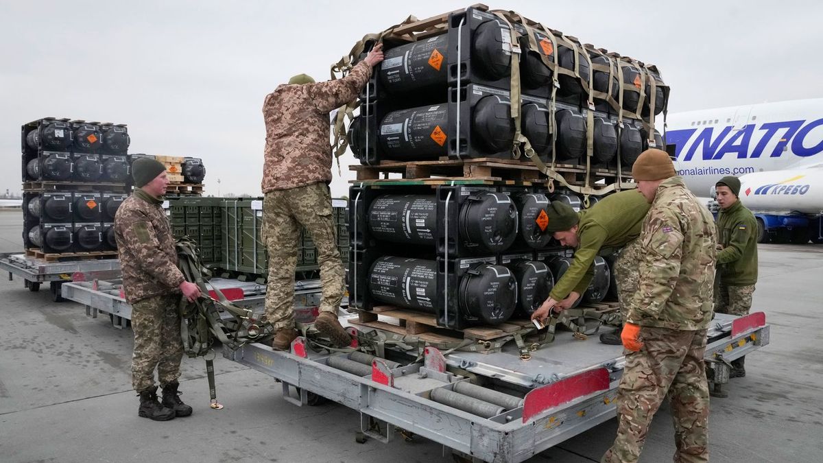 Amerika megint leállította az ukrajnai fegyverszállításokat