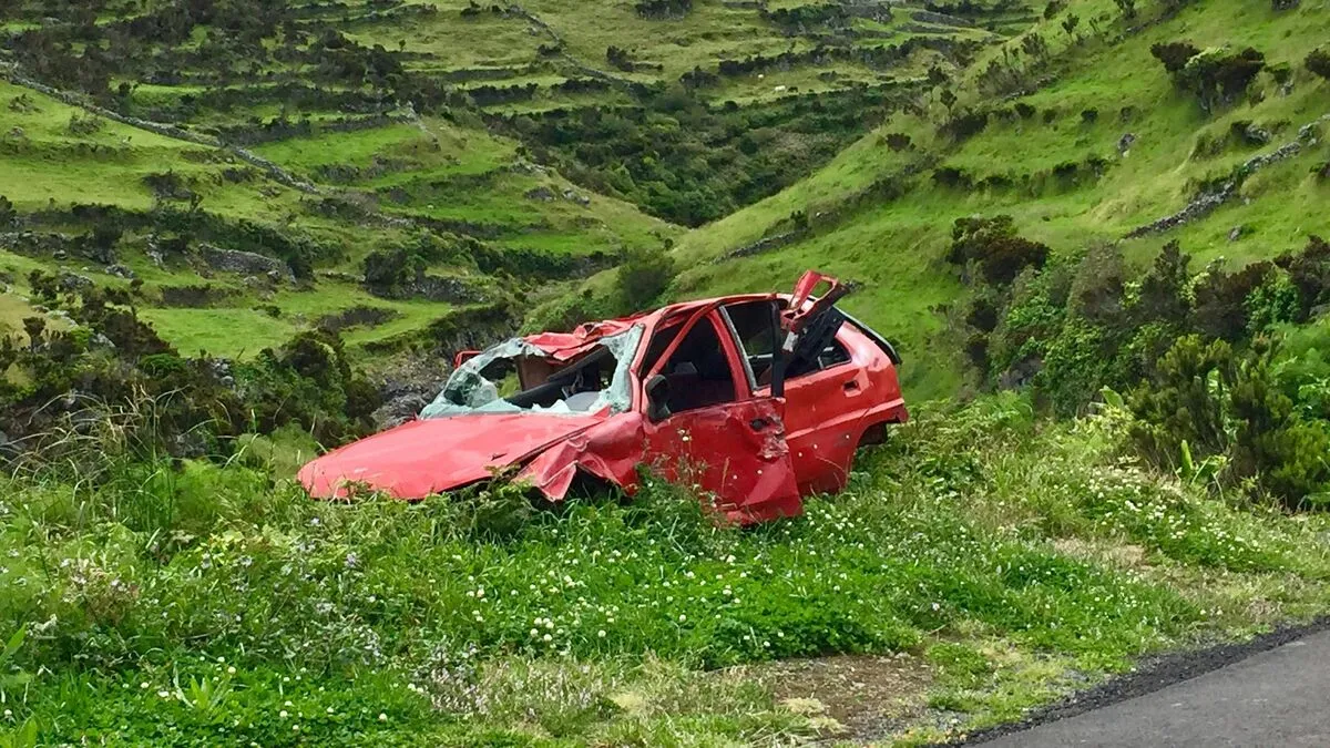 alt=Brutális autóbalesetben megsérült nő körül zajló eseményeket a fiai is végig nézték
