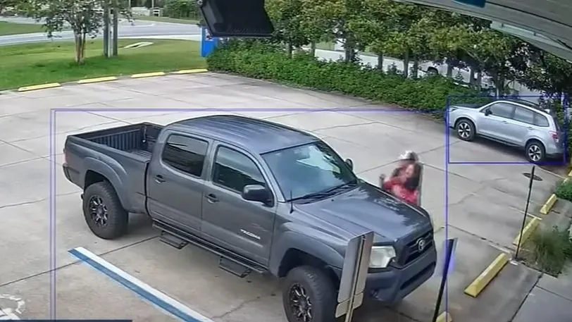 alt=Az emberrablási kísérletet a biztonsági kamerák rögzítették - a nő sikeresen elmenekült a férfitól 