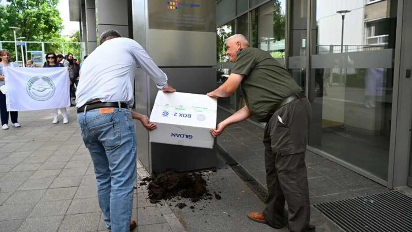 Betelt a pohár: trágyaszórással tiltakoznak a magyar gazdák
