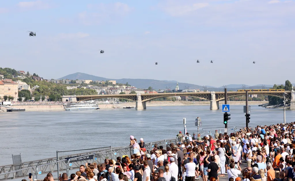  Repülőshow a Duna felett Légiparádé