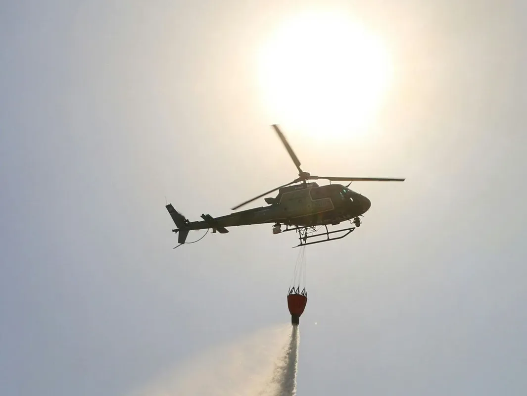 Tűzoltó helikopter zuhant egy tóba