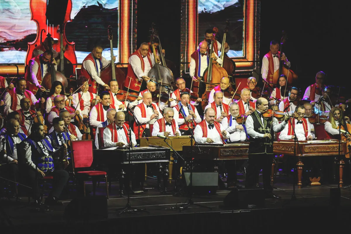 100 tagú cigányzenekar