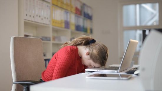 „Foglár fogán foglyuk van. Nosza tömni fogjuk” – ez a mondat így helyes? Elipszilon és J helyesírási kvíz