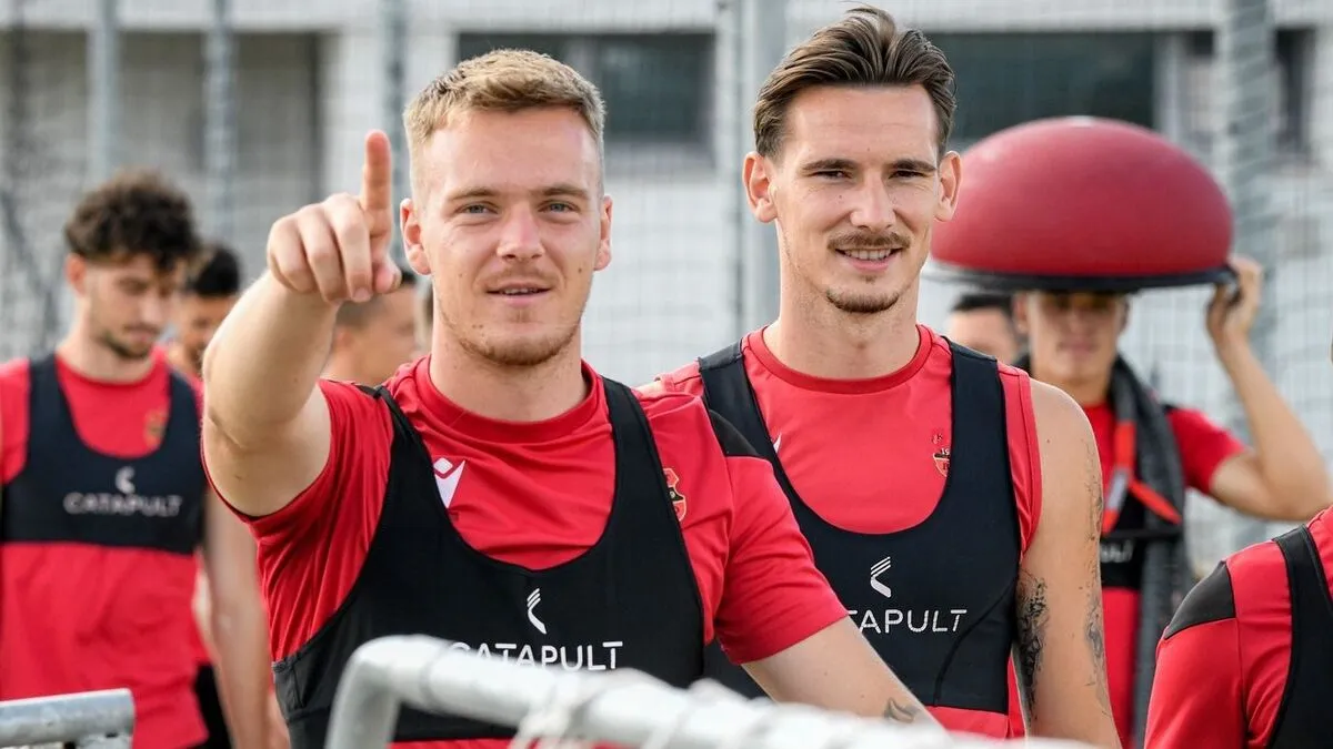 Főszerepben a Honvéd védői: Csontos (balra) csúnyán kihagyott egy büntetőt, Szabót hordágyon vitték le egy brutális belépő után