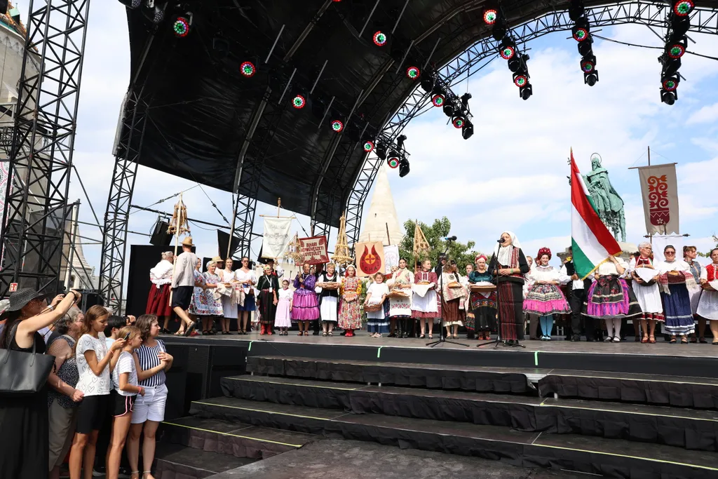 Ujkenyér megáldása Vár Mesterségek ünnepe