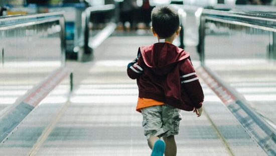 Tízéves gyereket hagytak magára a reptéren, a családja nélküle indult nyaralni