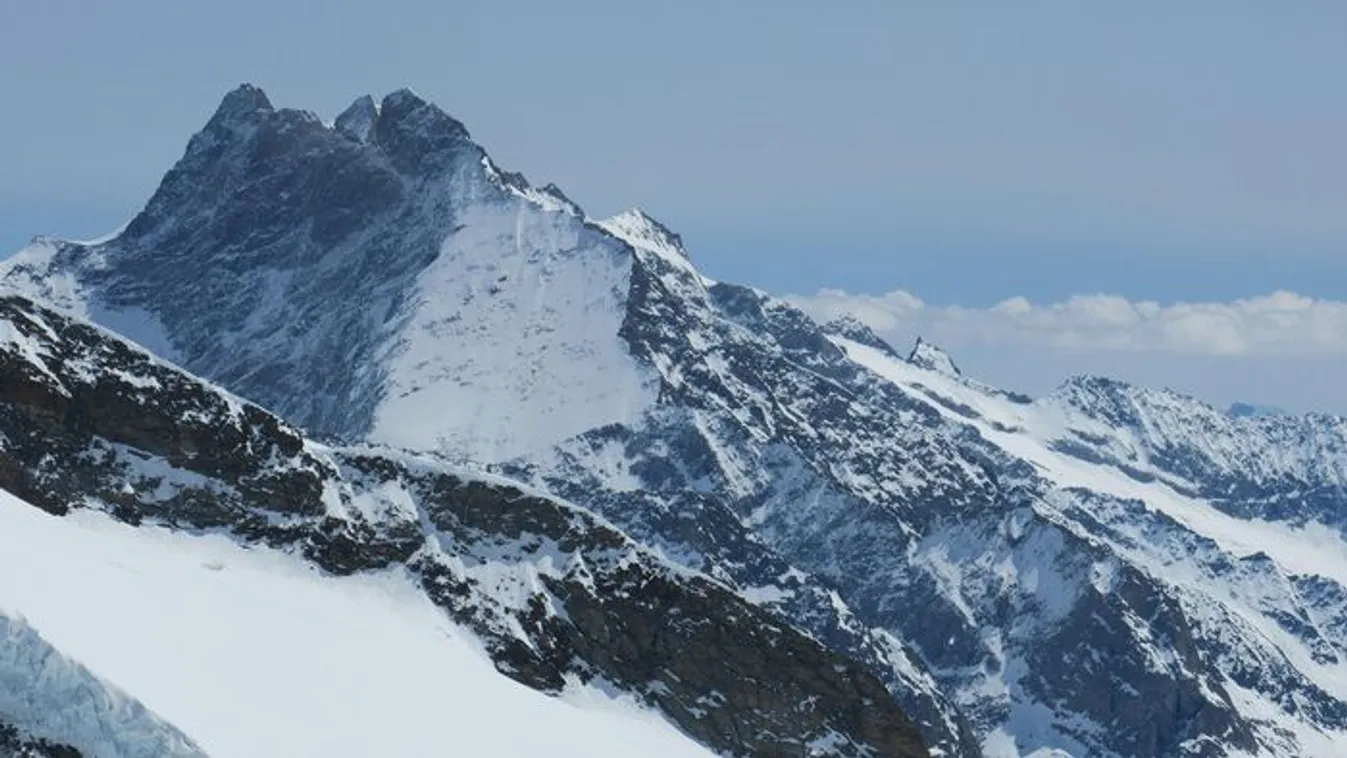 Segítségért könyörög a hegyen ragadt, elhunytnak vélt nő fia