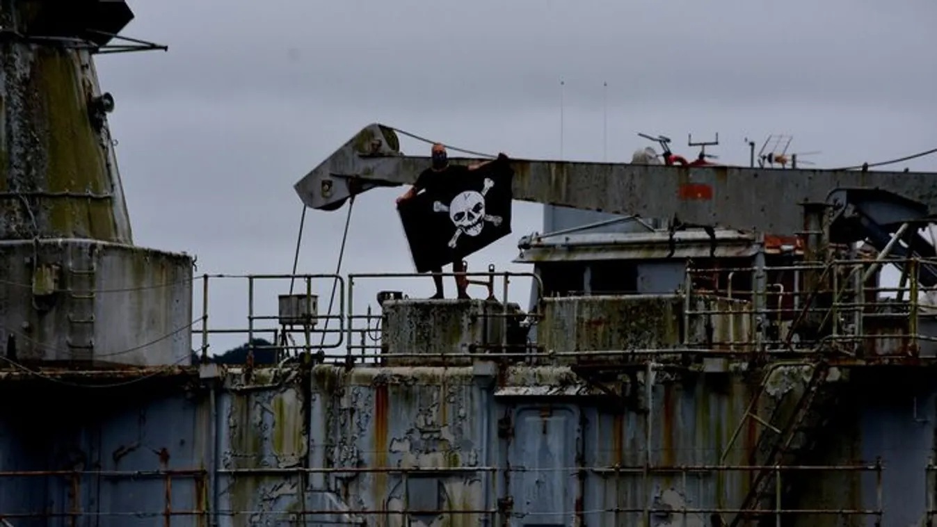 Galéria: Elhagyatott hadihajóra jutott fel a magyar urbexes