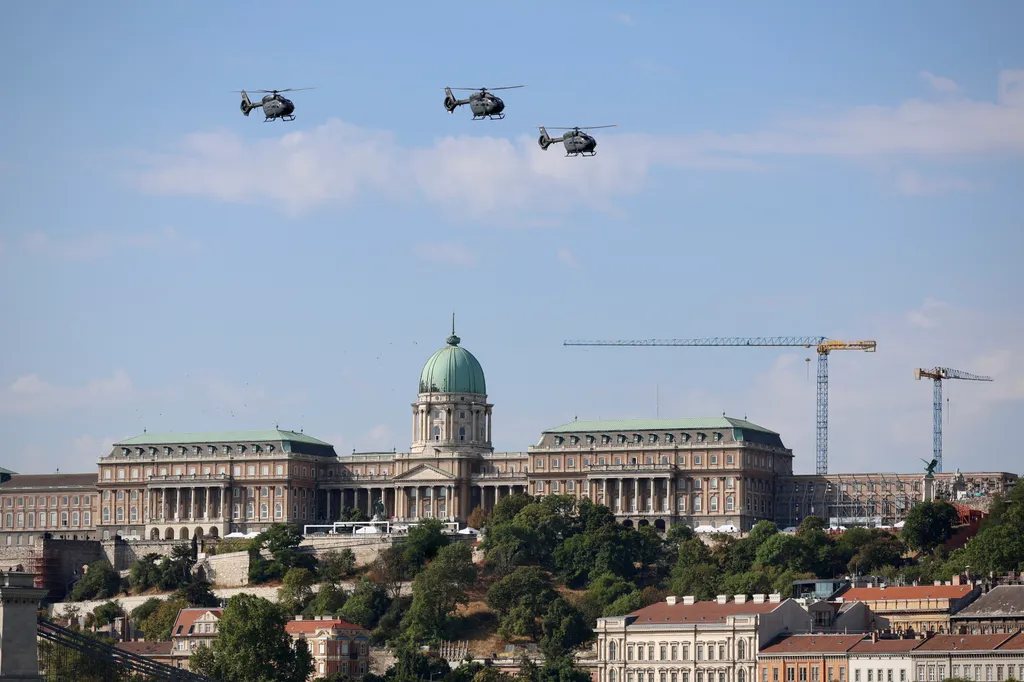  Repülőshow a Duna felett Légiparádé