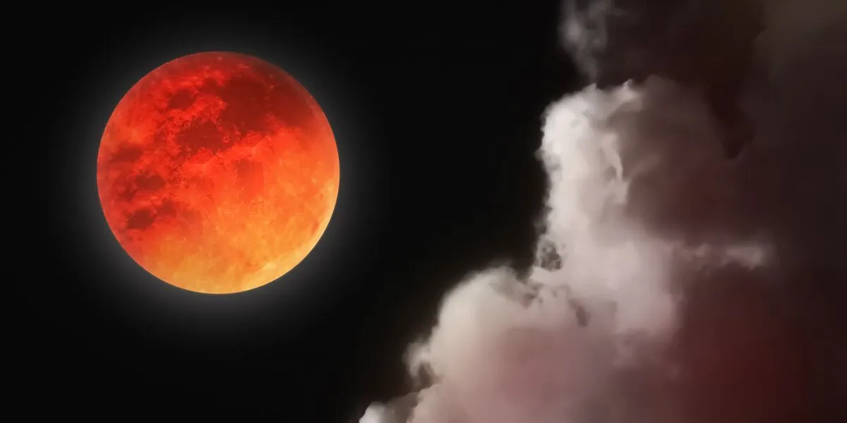 Vérhold Dramatic,Atmosphere,Panorama,View,Of,Blood,Moon,Or,Super,Moon