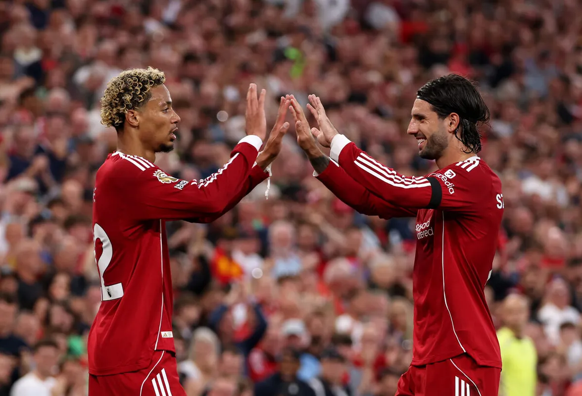 Szoboszlai (jobbra) pacsizva gratulált a Liverpool új gólfelelősének, Hugo Ekitikének