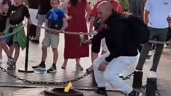 Az Ismeretlen katona sírján gyújtotta meg a cigijét egy migráns Párizsban
