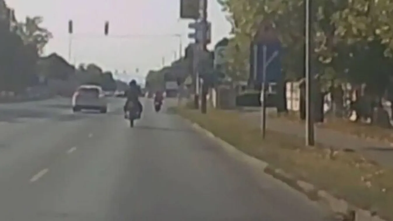 Métereket repült a bukósisak, életveszélyben a motoros