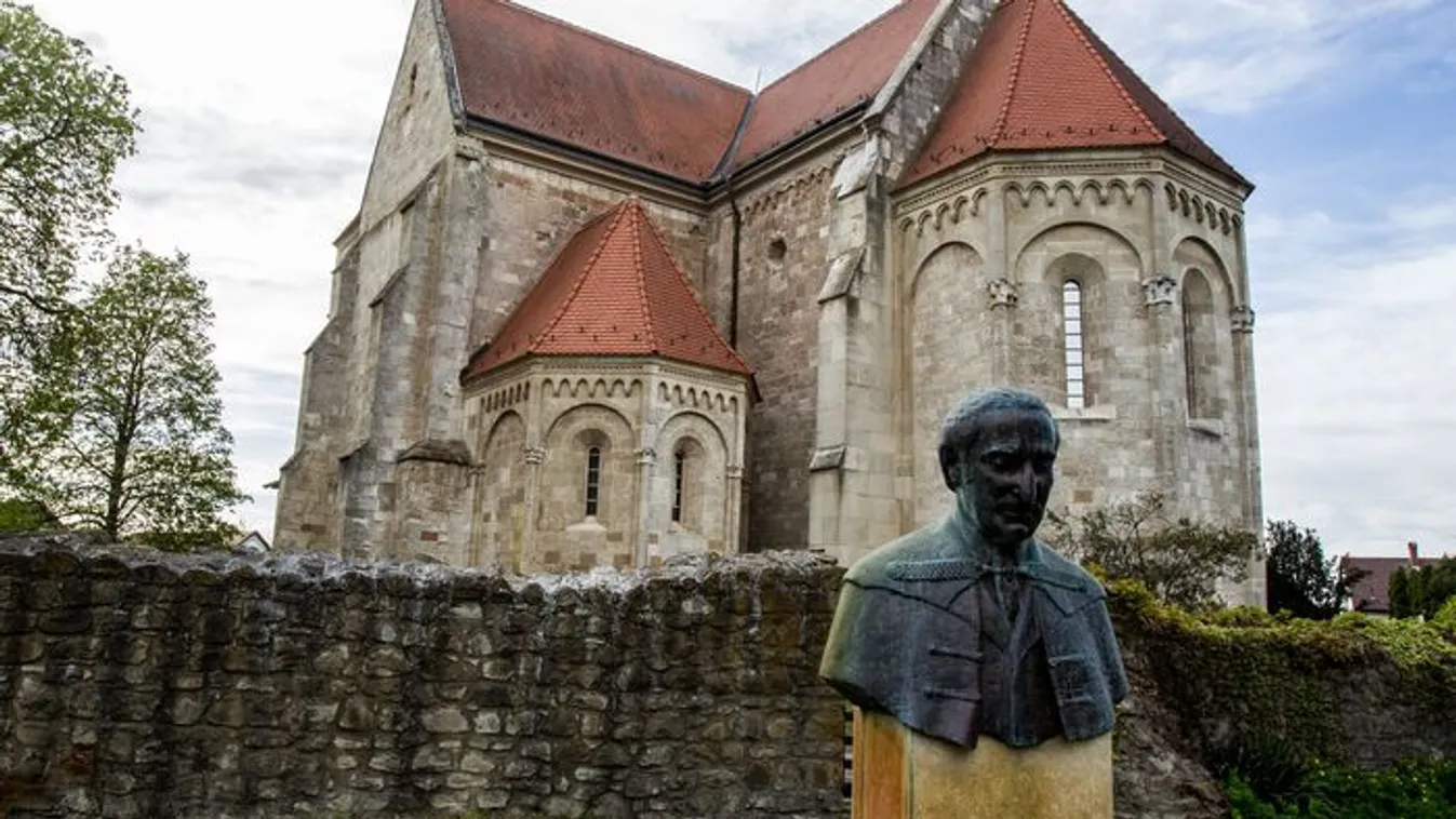 Ráismert regénye templomára Ócsán az "A katedrális" szerzője