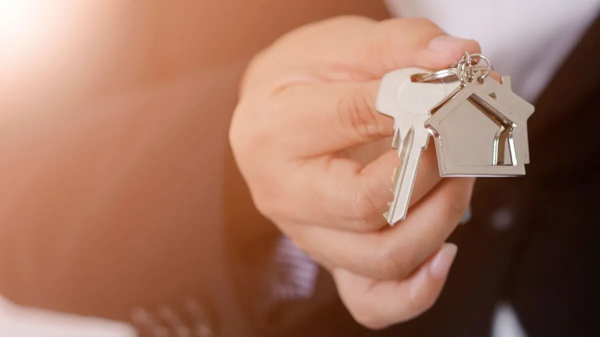 Business,Woman,Wearing,Black,Suit,Hand,Holding,House,Key,real,Estate, Otthon Start, 