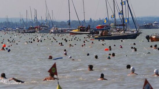 Most már biztos: ezrek ússzák át a Balatont a hétvégén – akár te is köztük lehetsz!