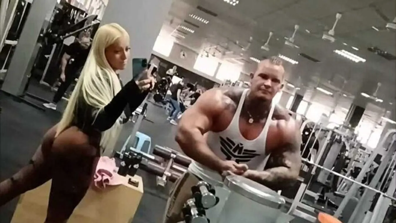 Ádám Security szerelme brutál popsit villantott