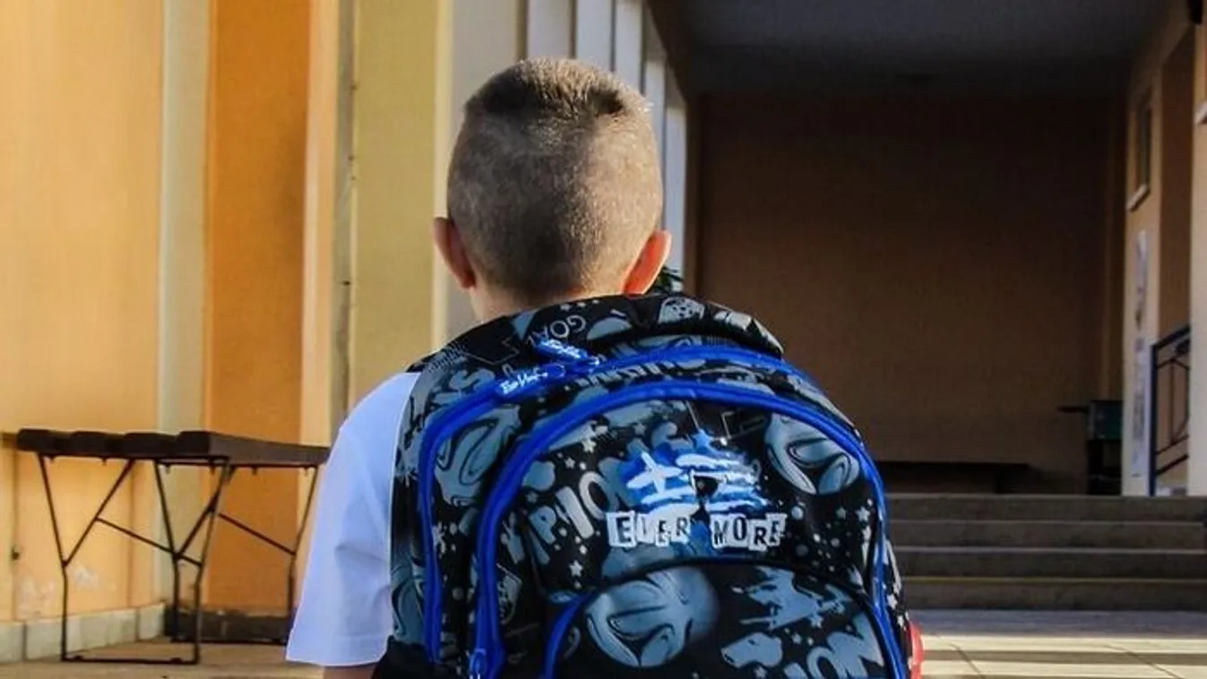 Hűha: ezért tett az anya éles fegyvert a kisfia táskájába