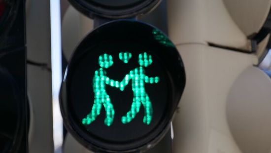 Zöld program: Leszbikus párok és meleg férfiak fénylenek az utcán